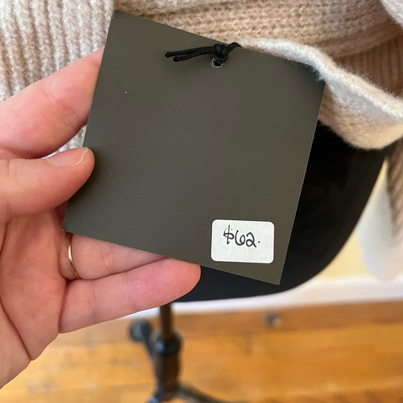 Confusing Sweater - Picture 5 of 6